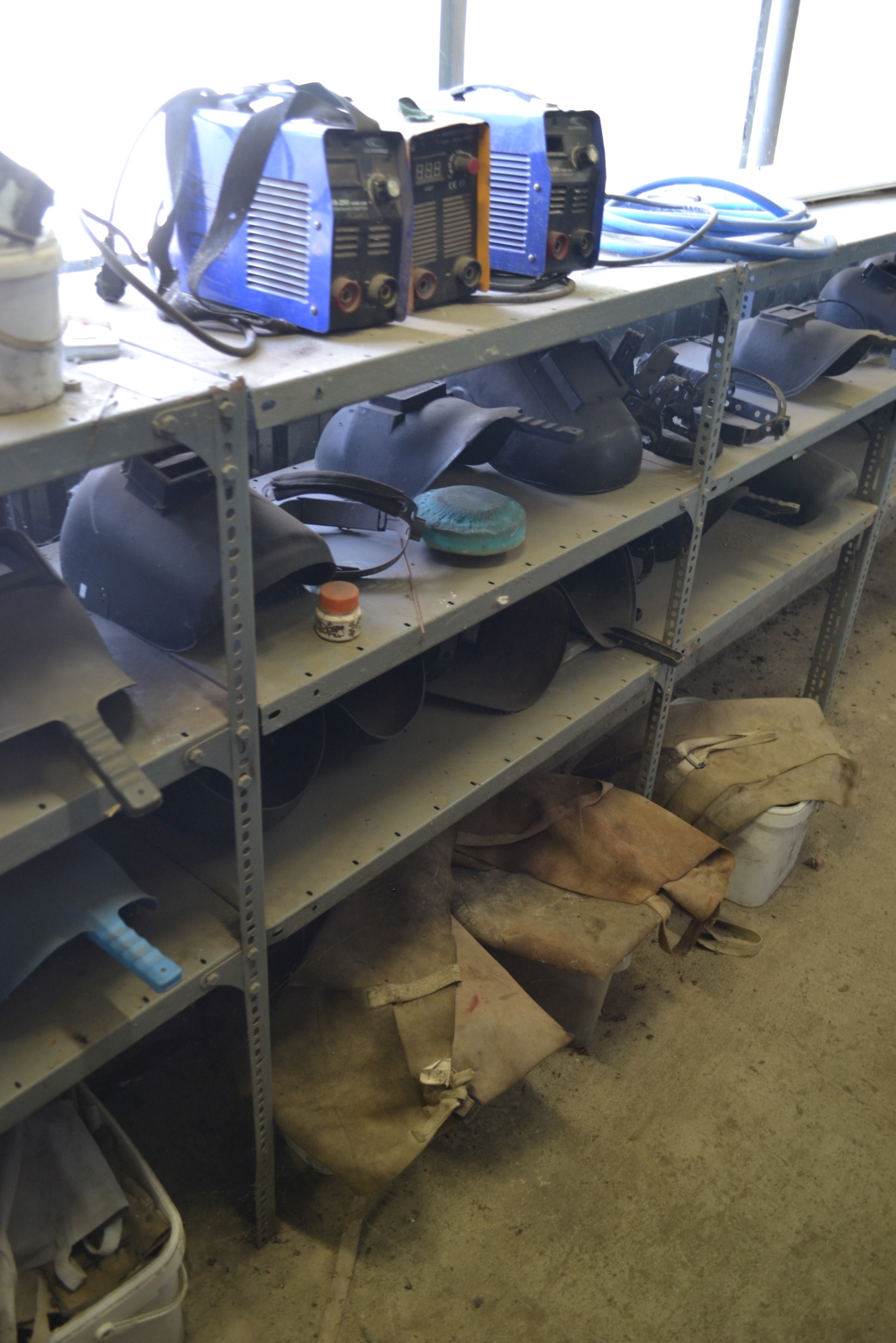 Salgó polc vegyes eszközökkel 3