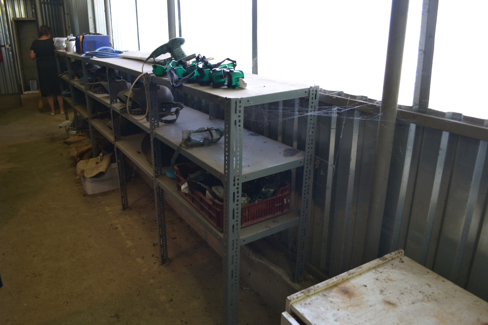 Salgó polc vegyes eszközökkel 7