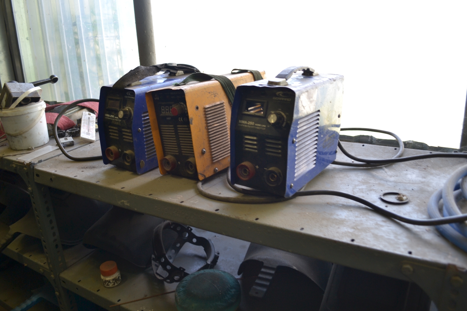 Salgó polc vegyes eszközökkel 8