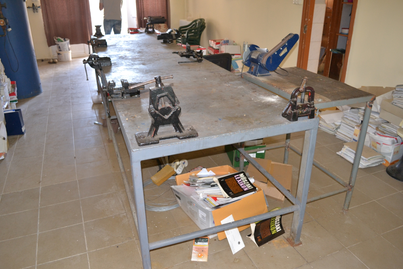 Munkaasztal satukkal 2