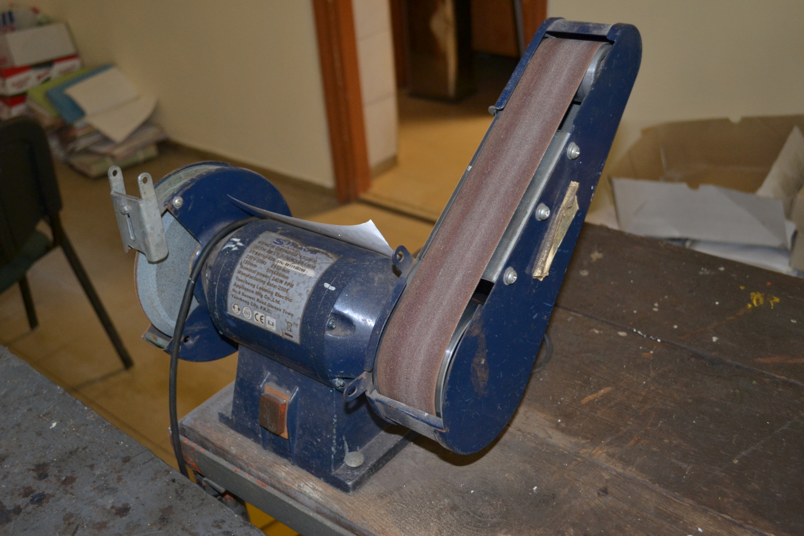 Munkaasztal csiszológéppel 2