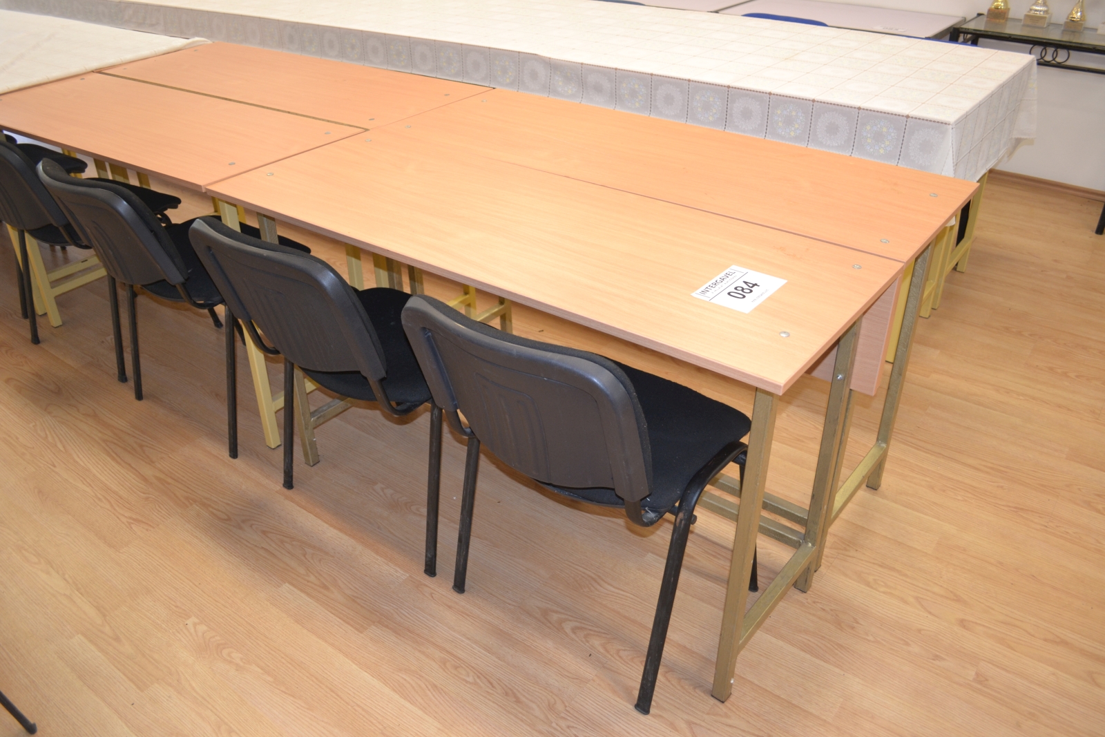 Iskolapadok székekkel 2