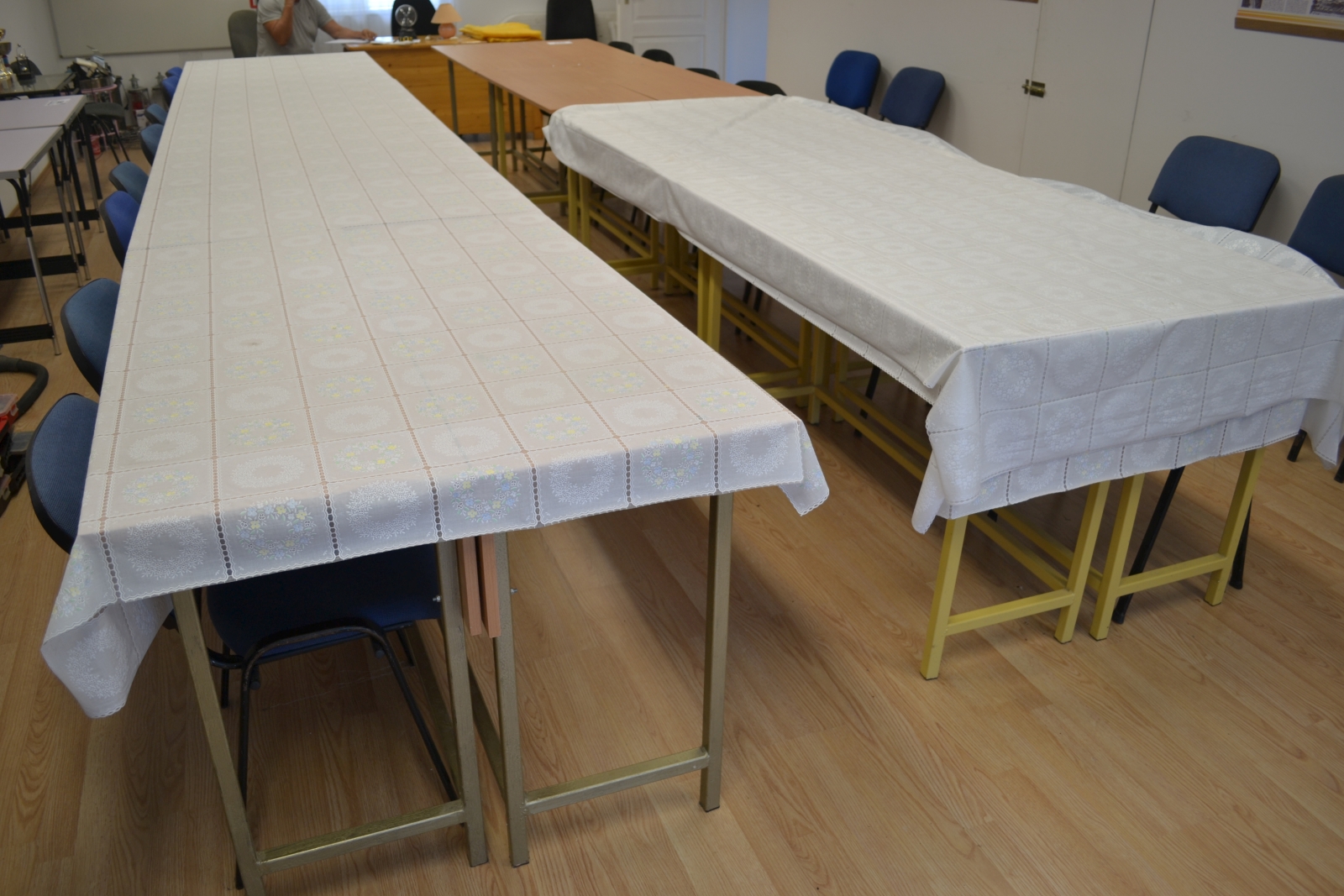 Iskolapadok székekkel 8