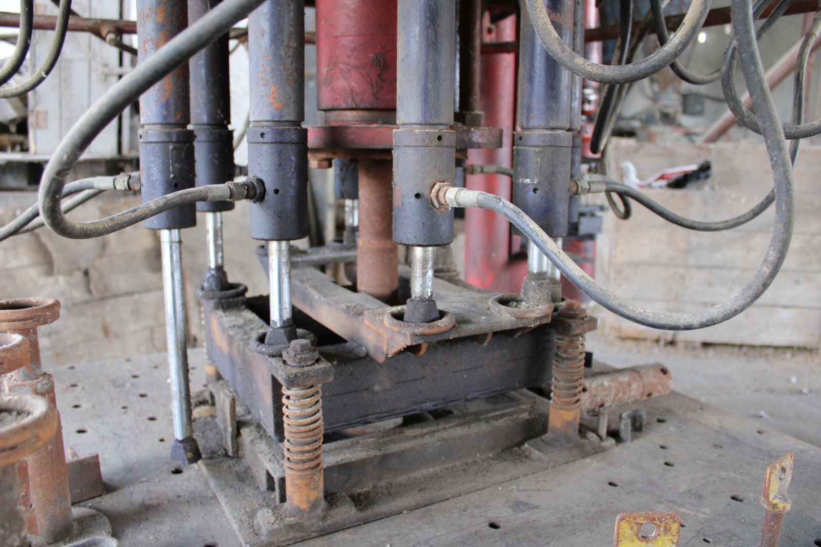 Hidraulikus présgép 8