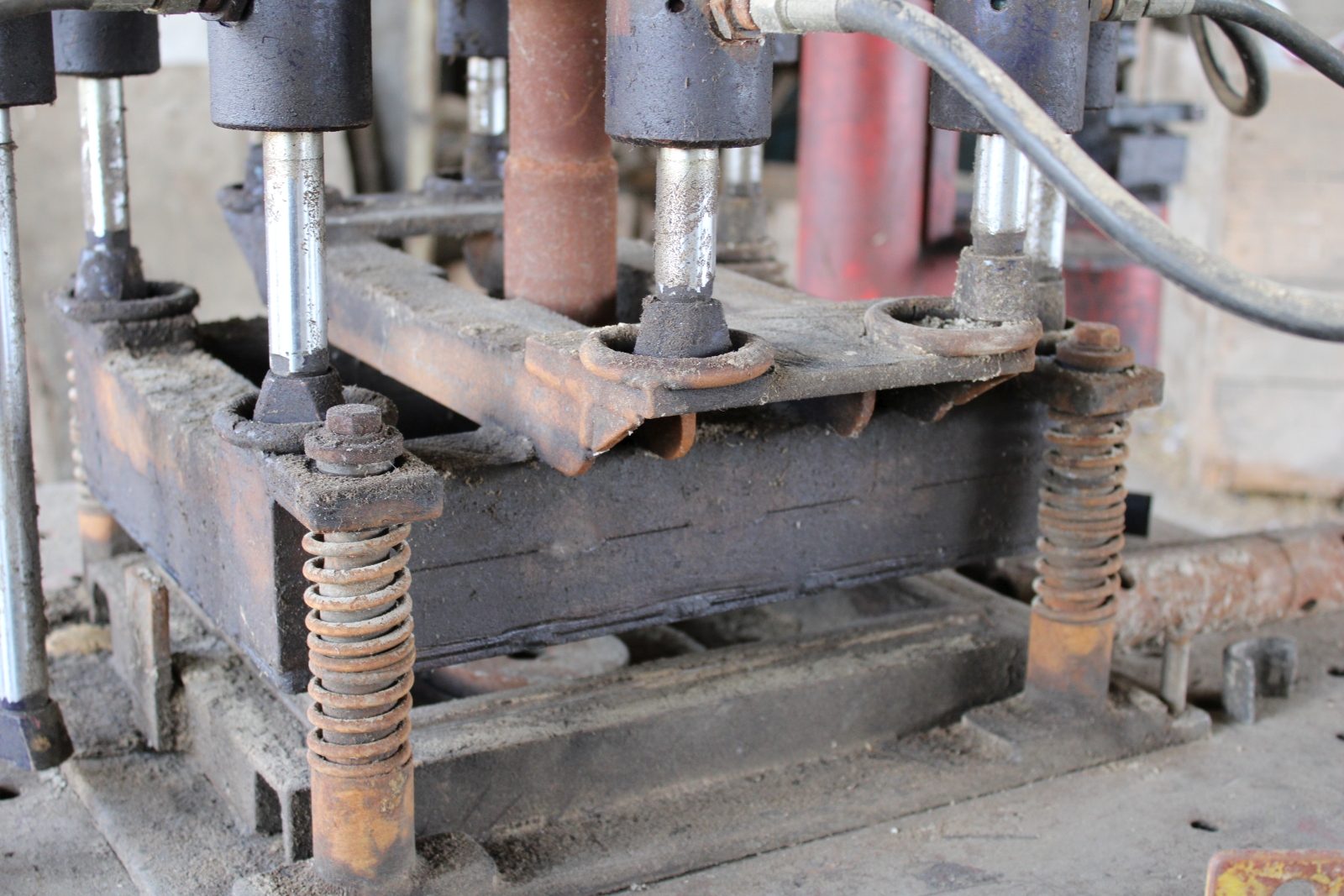 Hidraulikus présgép 9