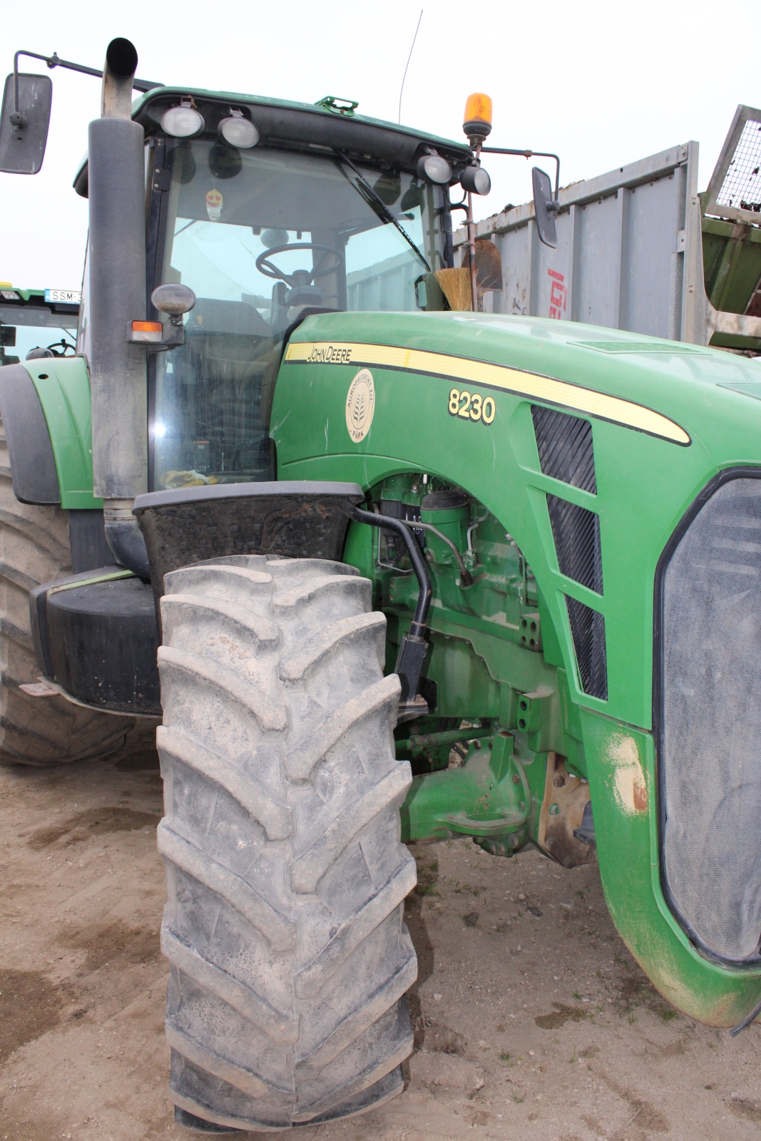 John Deere traktor 7