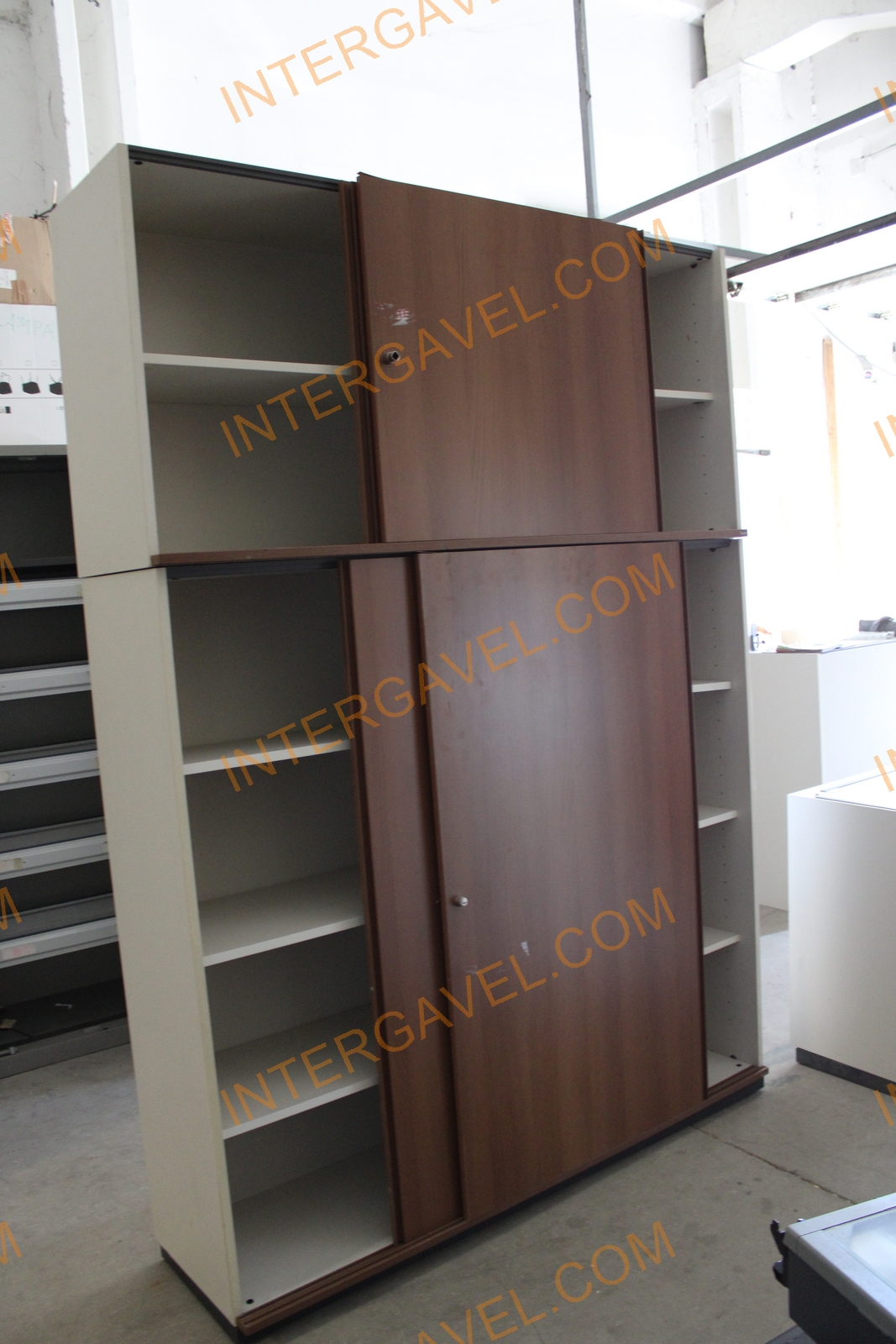 Polcos szekrény (tolóajtós-barna) 4