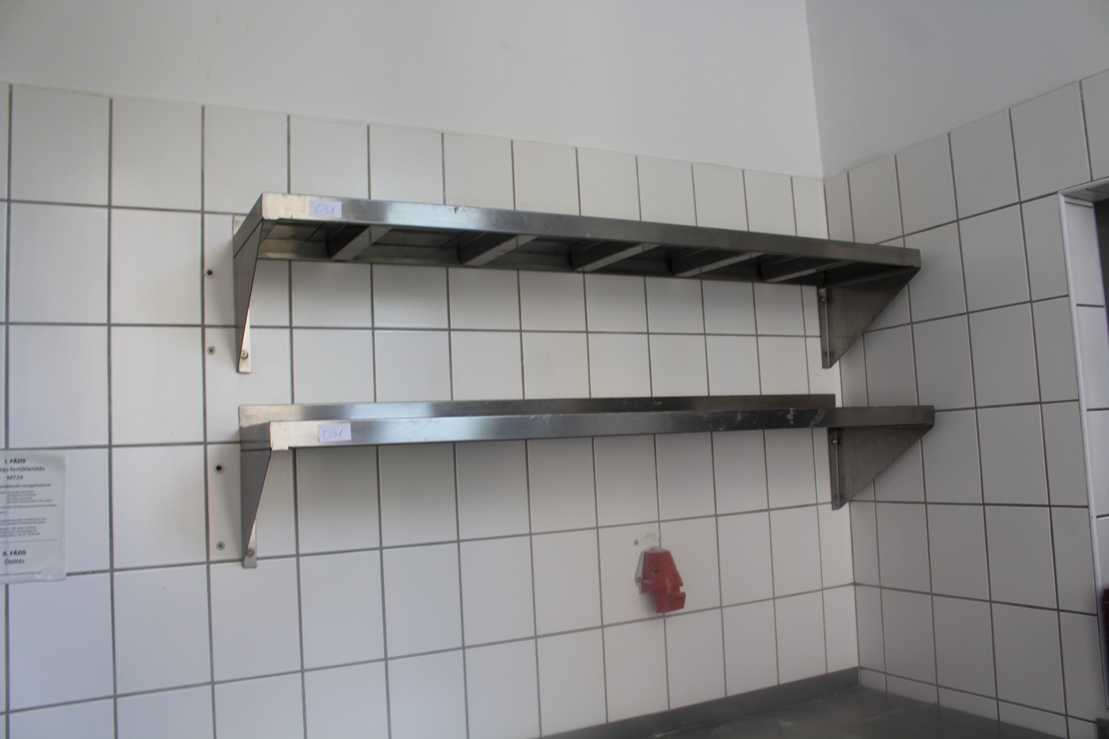 Munkaasztal és polc 2