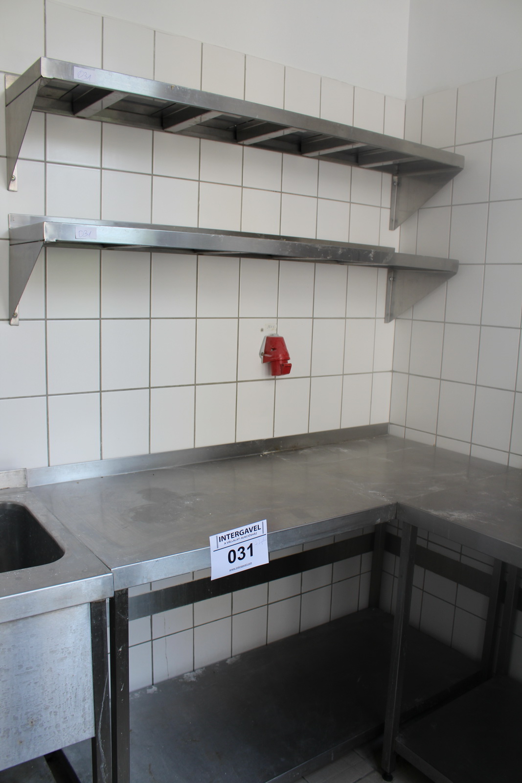 Munkaasztal és polc 3