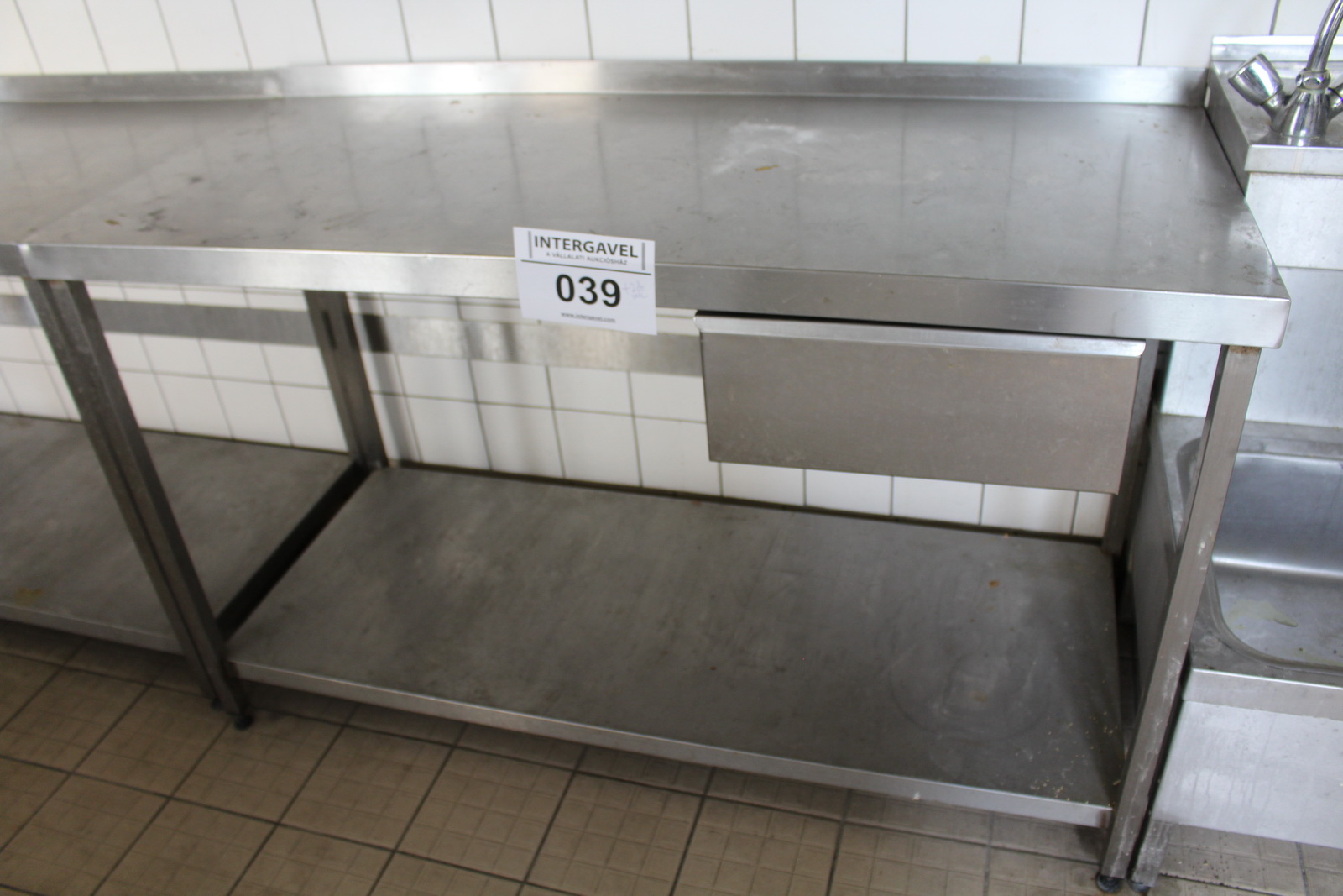 Munkaasztal és polc 2