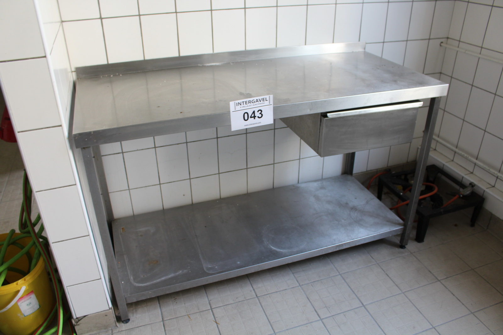 Munkaasztal és falipolc 2