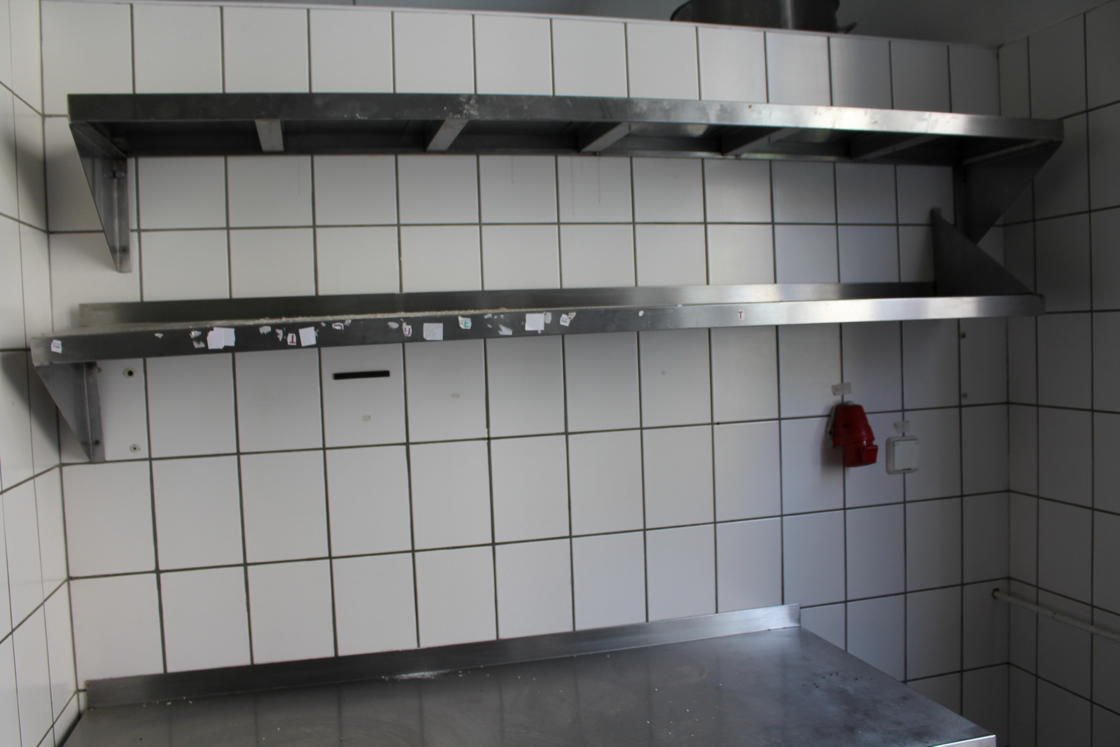 Munkaasztal és falipolc 3