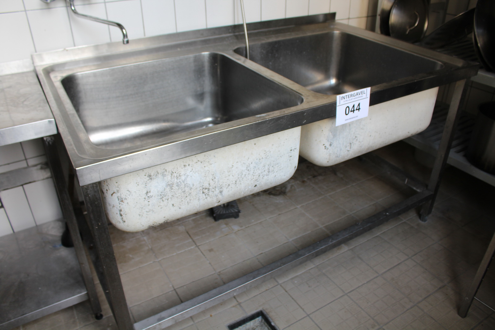 Mosogató, munkaasztal és falipolc 1