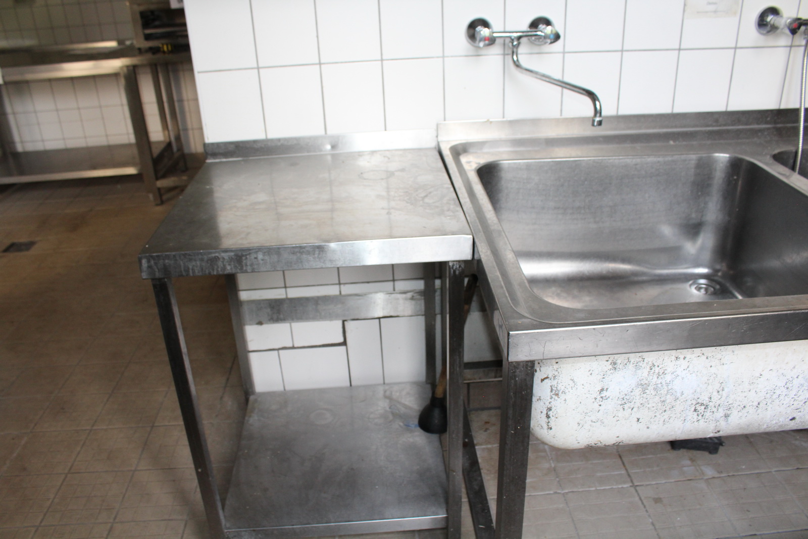 Mosogató, munkaasztal és falipolc 2