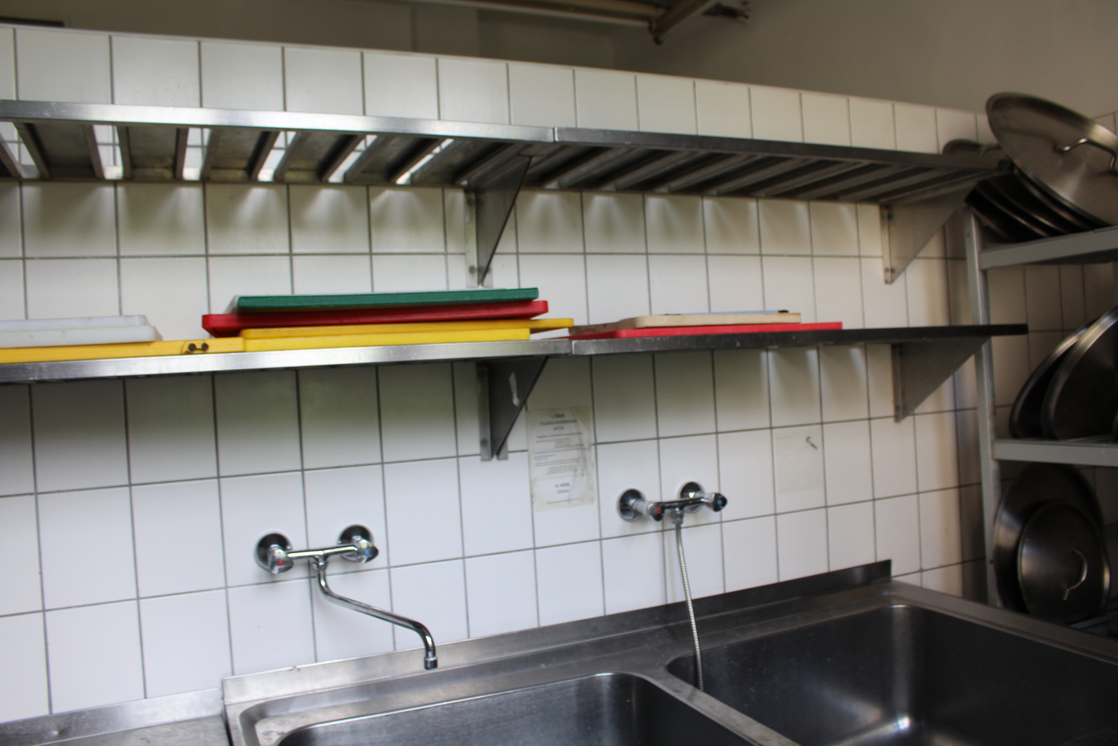 Mosogató, munkaasztal és falipolc 3