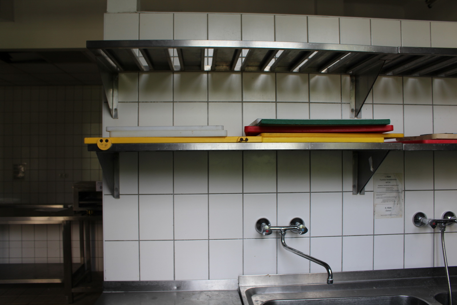 Mosogató, munkaasztal és falipolc 4