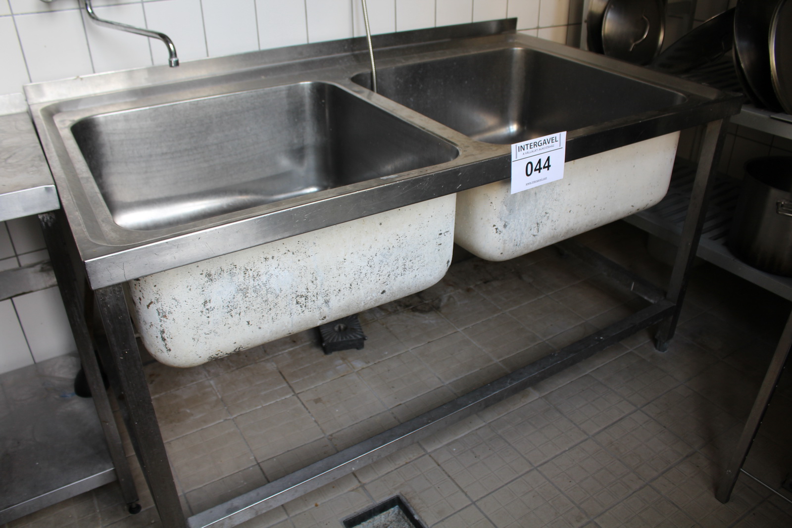 Mosogató, munkaasztal és falipolc 5