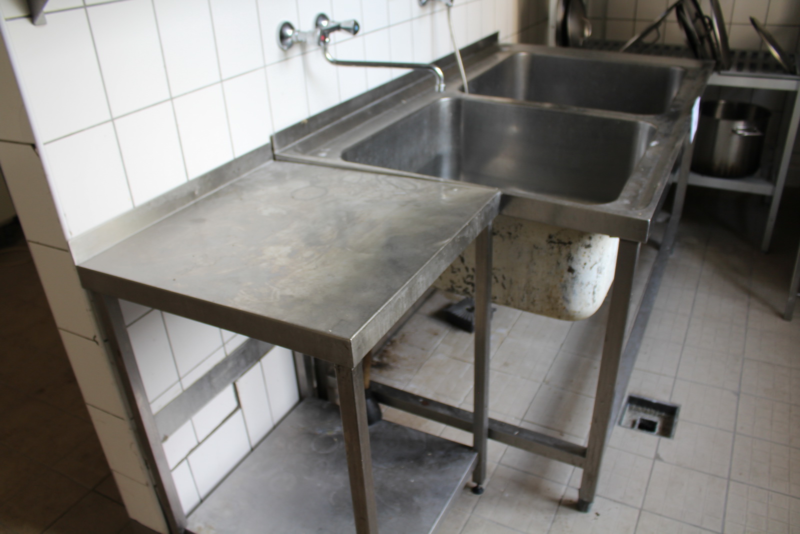 Mosogató, munkaasztal és falipolc 6