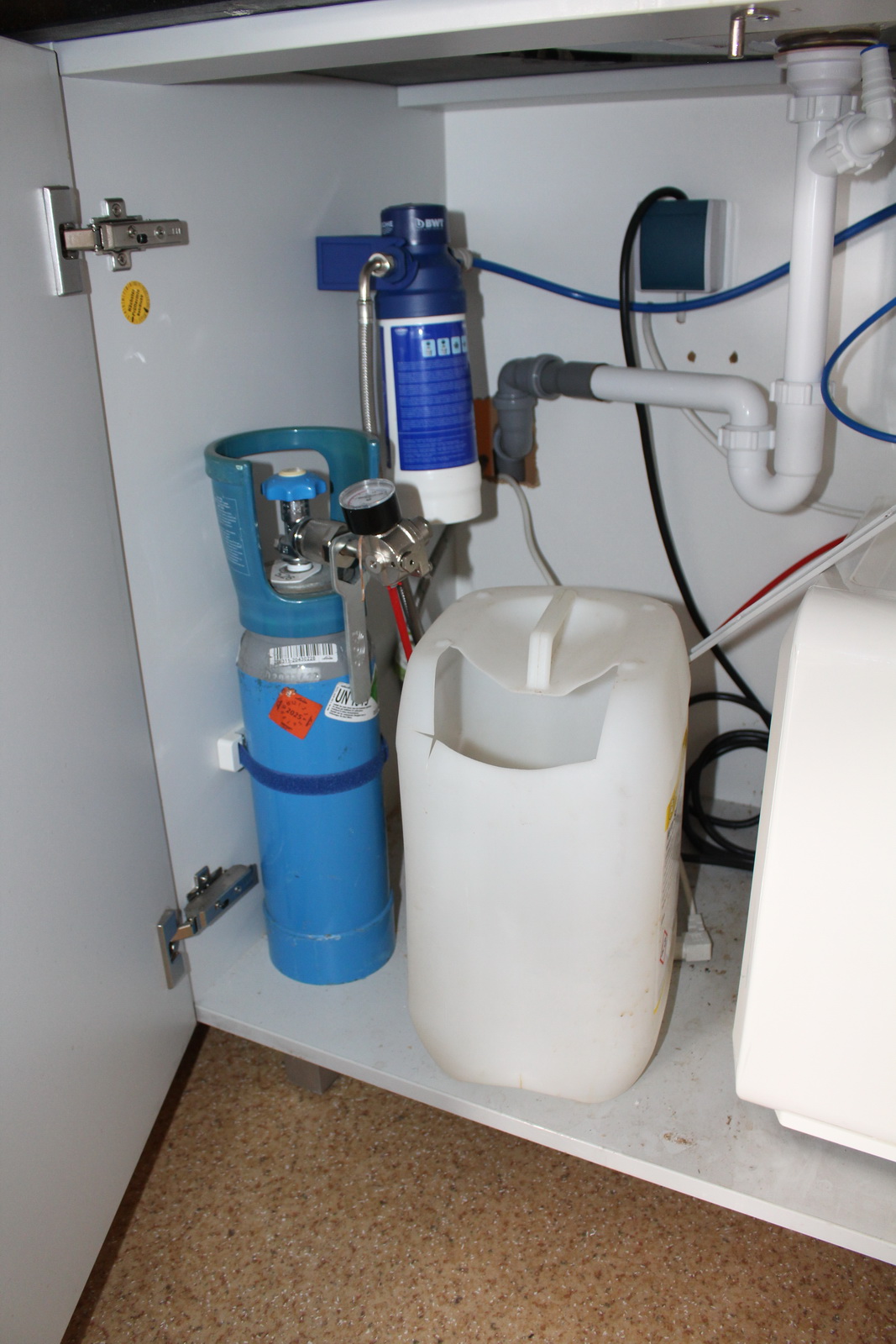 Pult vízadagolóval 5