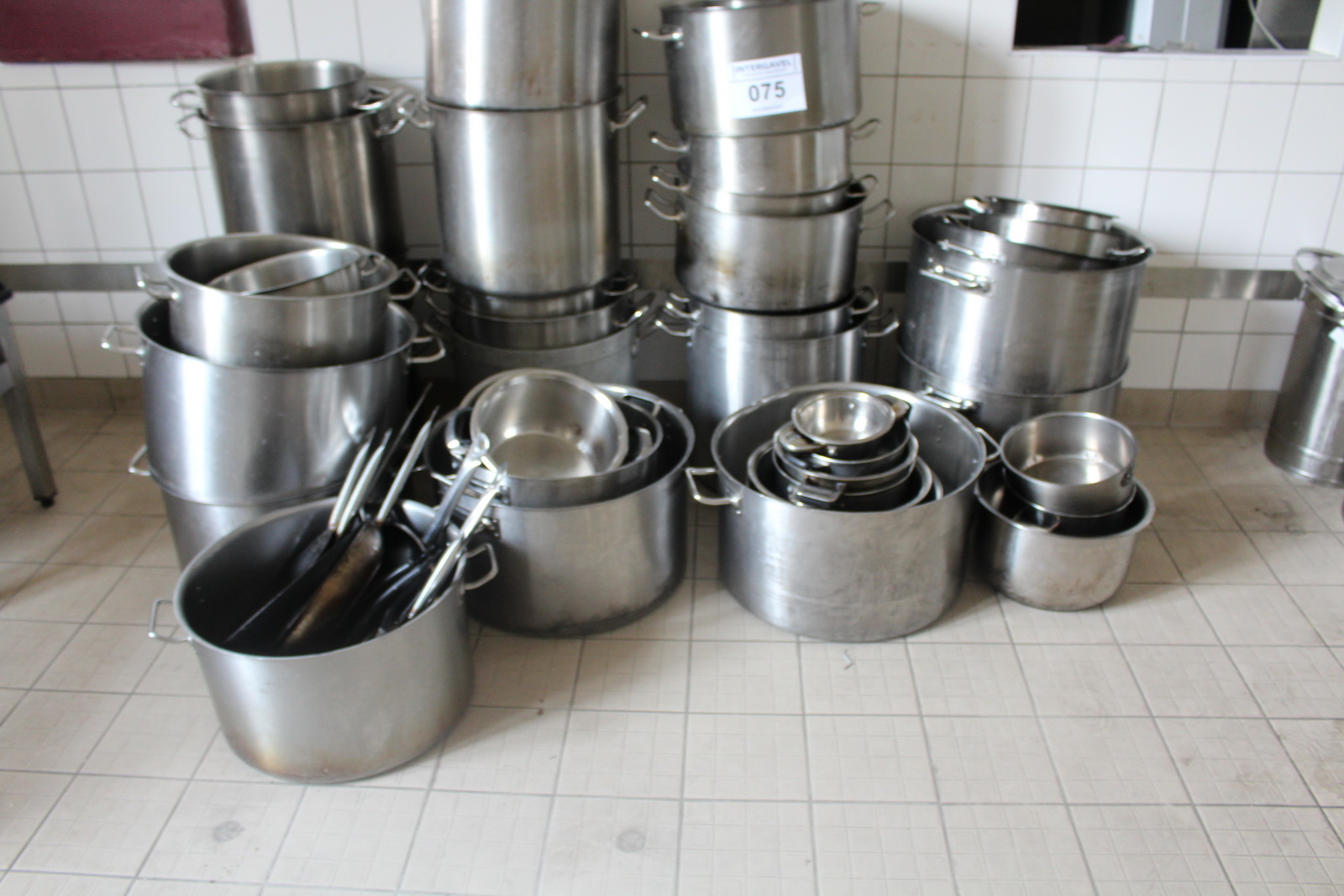 Vegyes edények, fedők, szűrők, polcok 2