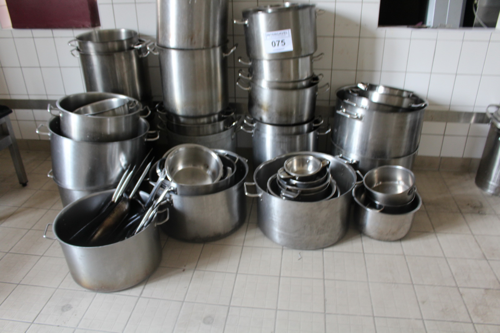 Vegyes edények, fedők, szűrők, polcok 3