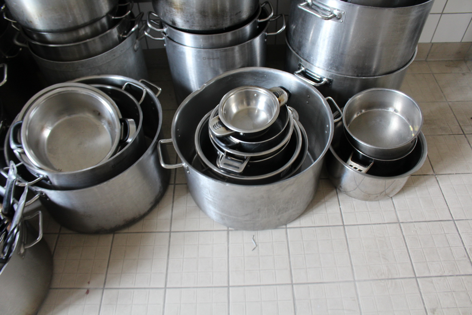 Vegyes edények, fedők, szűrők, polcok 4