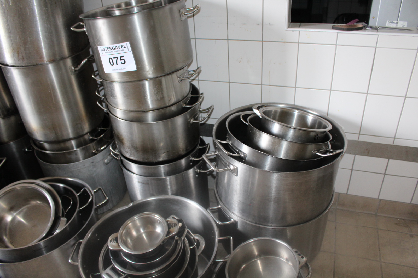 Vegyes edények, fedők, szűrők, polcok 5