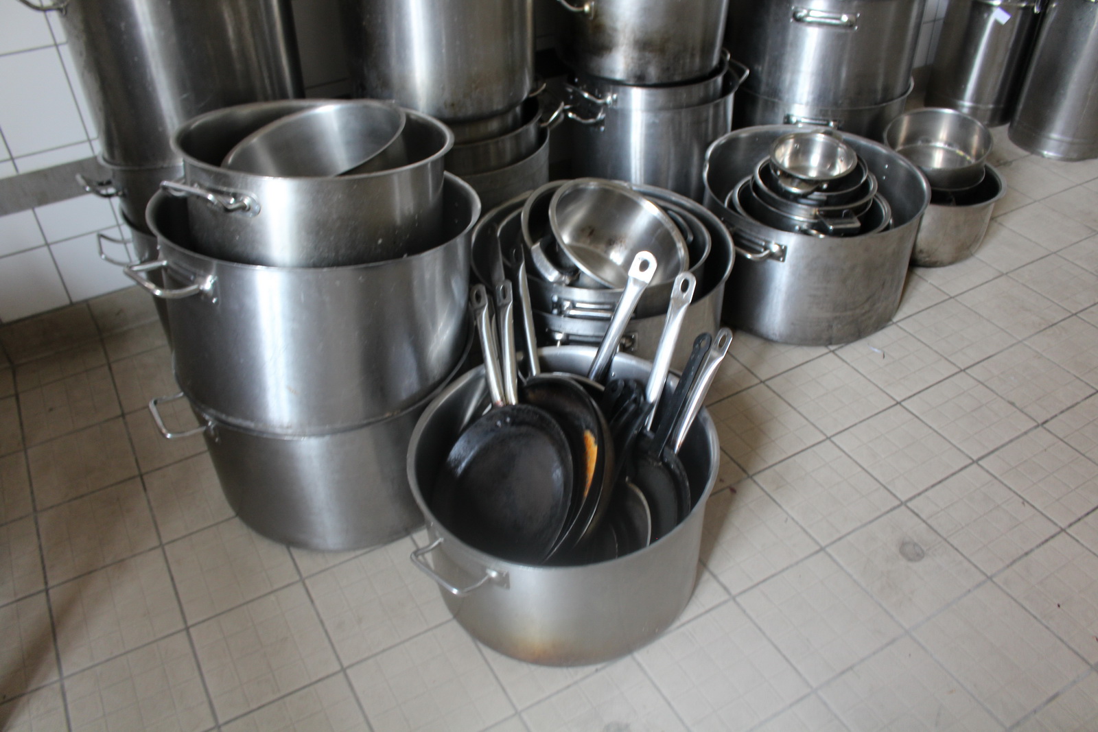 Vegyes edények, fedők, szűrők, polcok 6