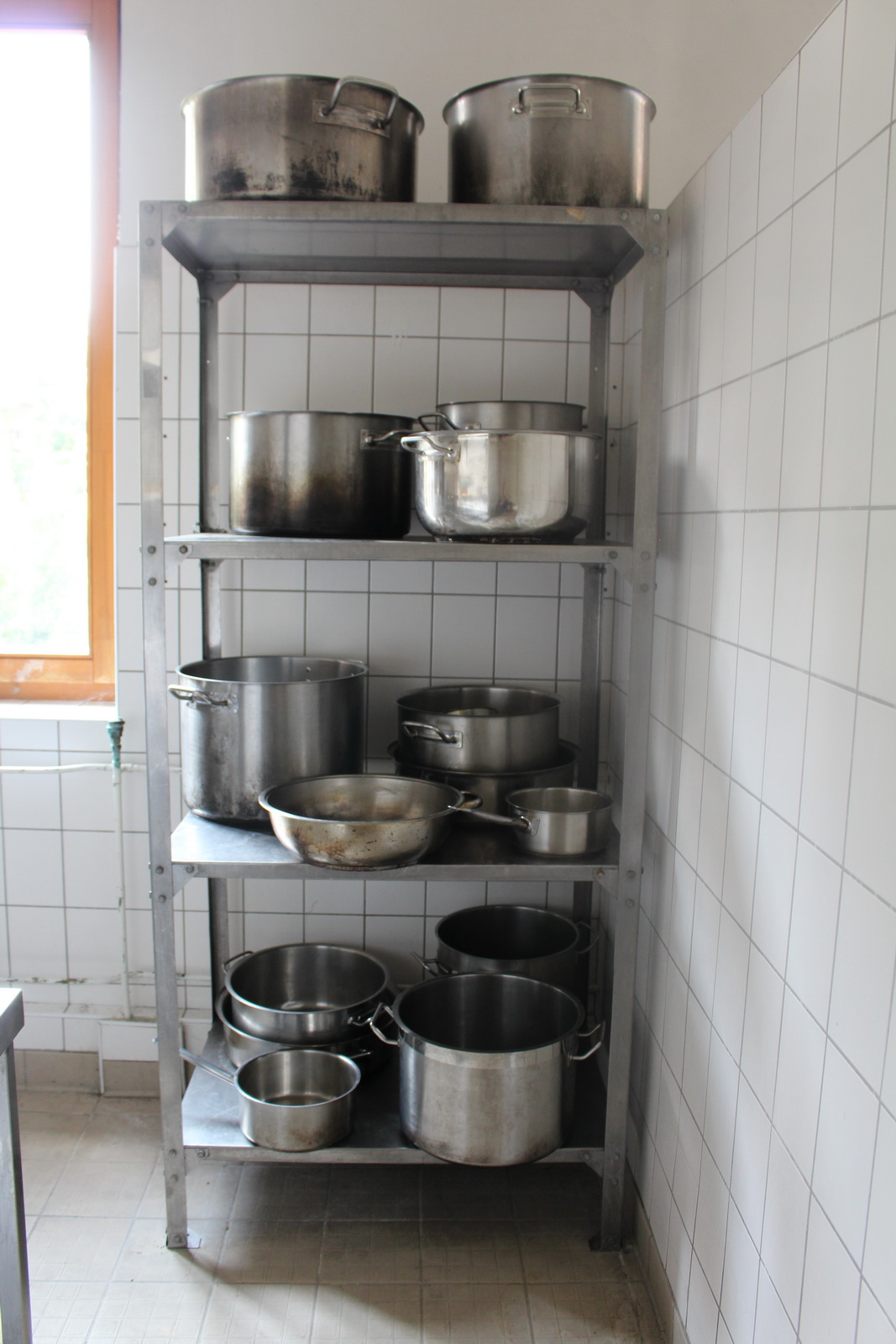 Vegyes edények, fedők, szűrők, polcok 7