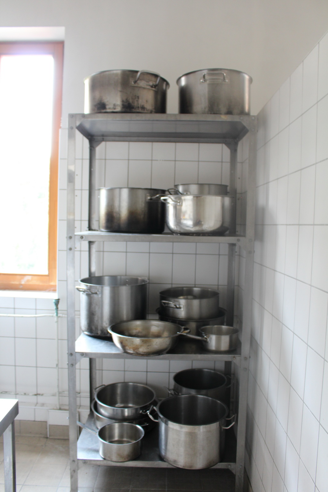 Vegyes edények, fedők, szűrők, polcok 8