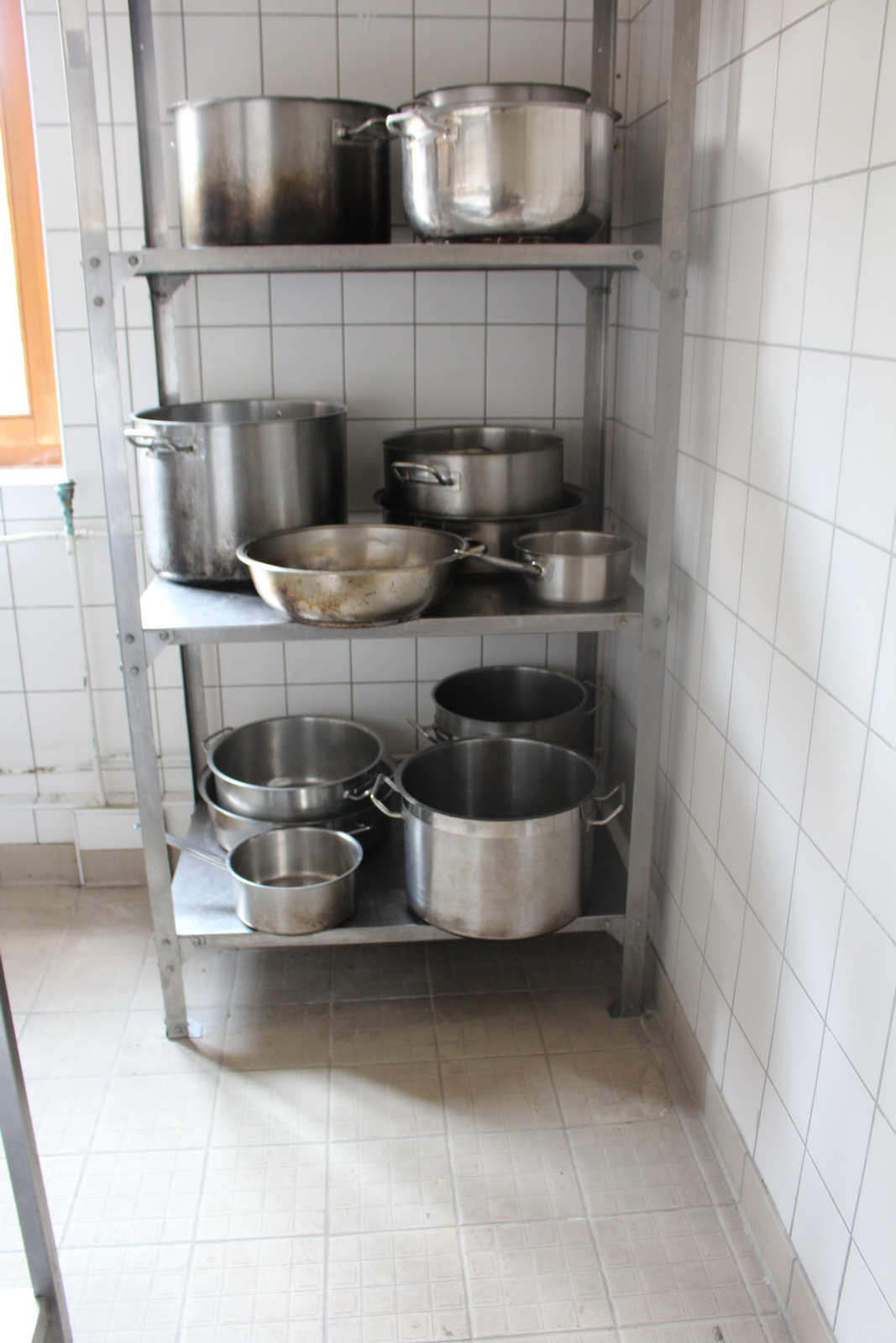 Vegyes edények, fedők, szűrők, polcok 9