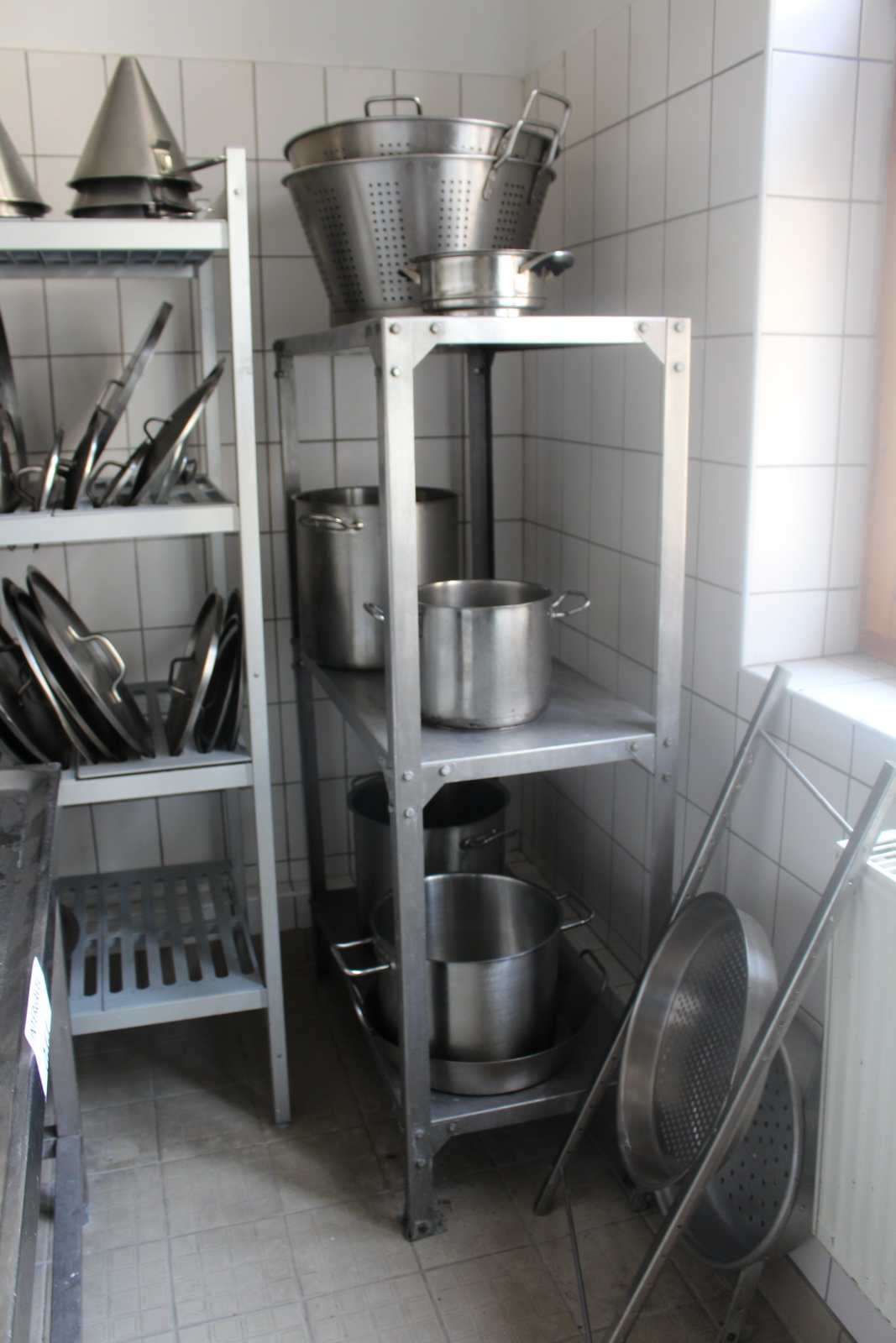 Vegyes edények, fedők, szűrők, polcok 10