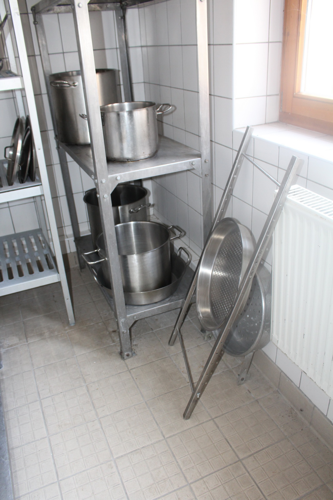 Vegyes edények, fedők, szűrők, polcok 11