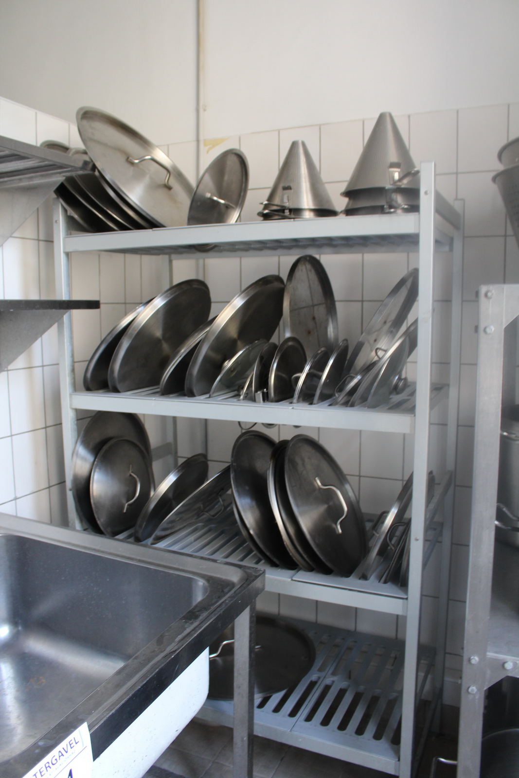 Vegyes edények, fedők, szűrők, polcok 12