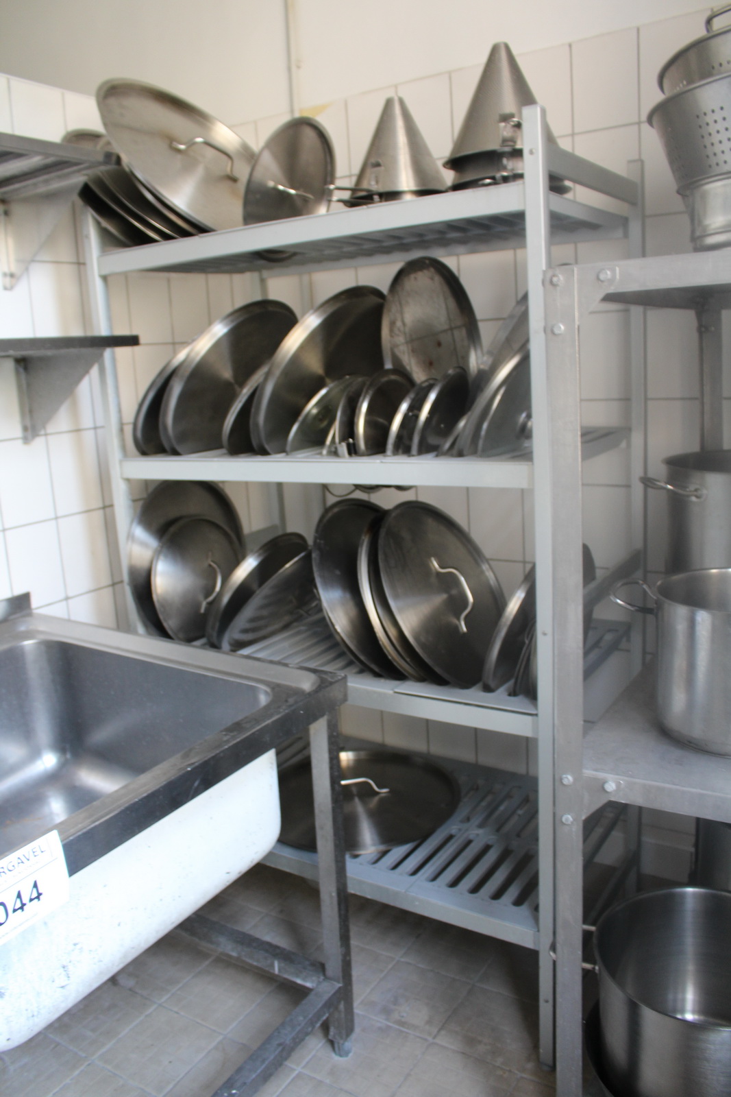 Vegyes edények, fedők, szűrők, polcok 13