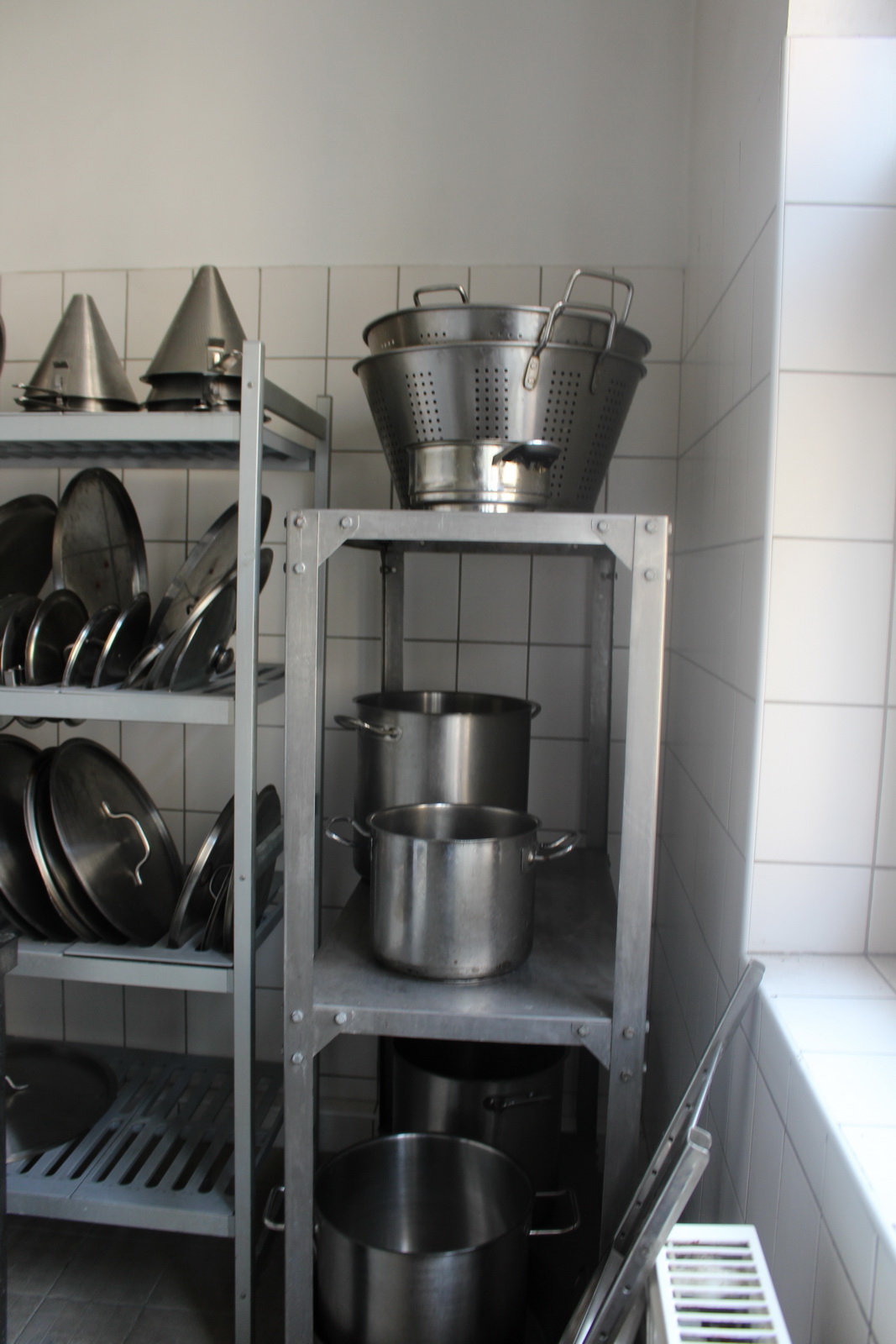 Vegyes edények, fedők, szűrők, polcok 14