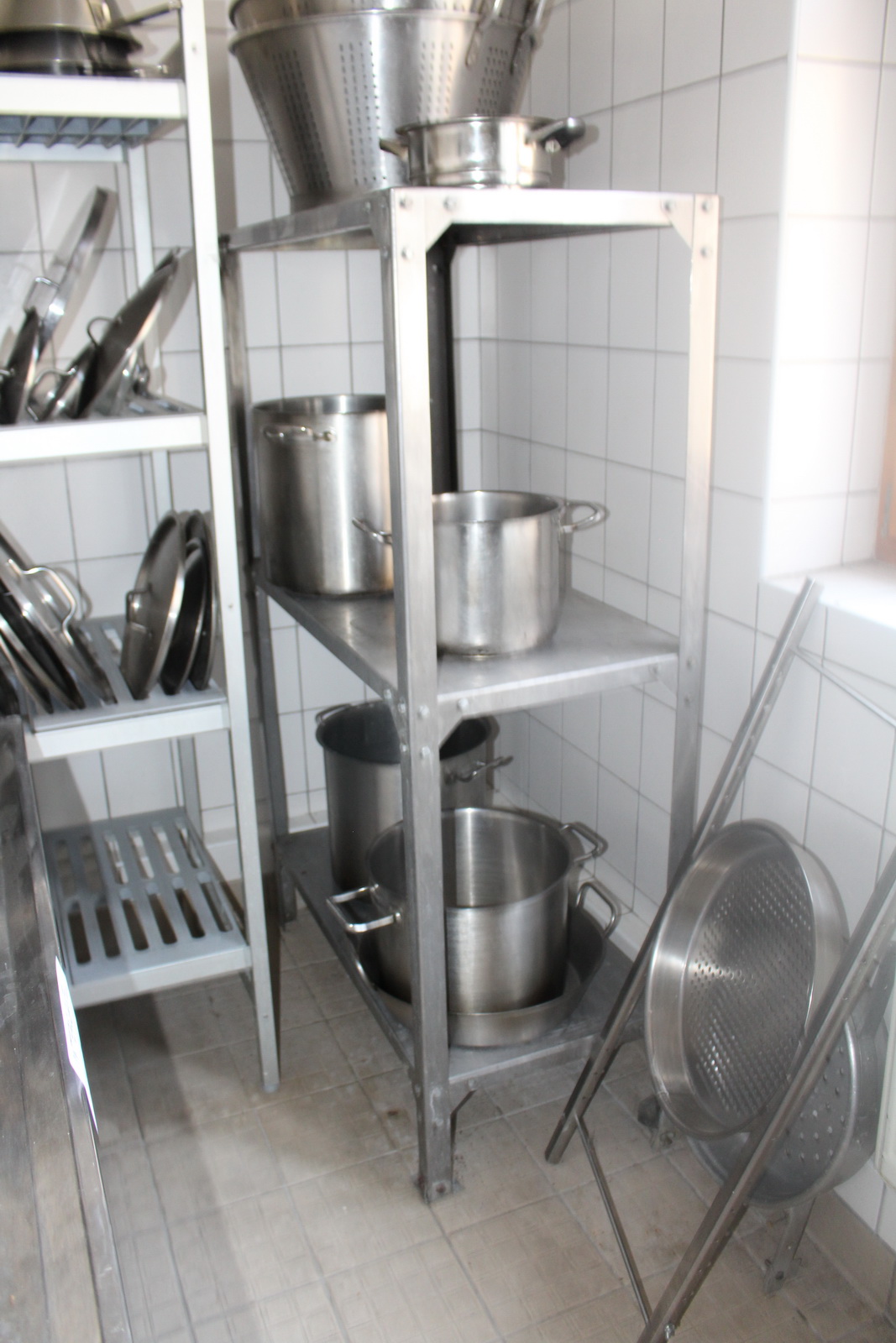 Vegyes edények, fedők, szűrők, polcok 15