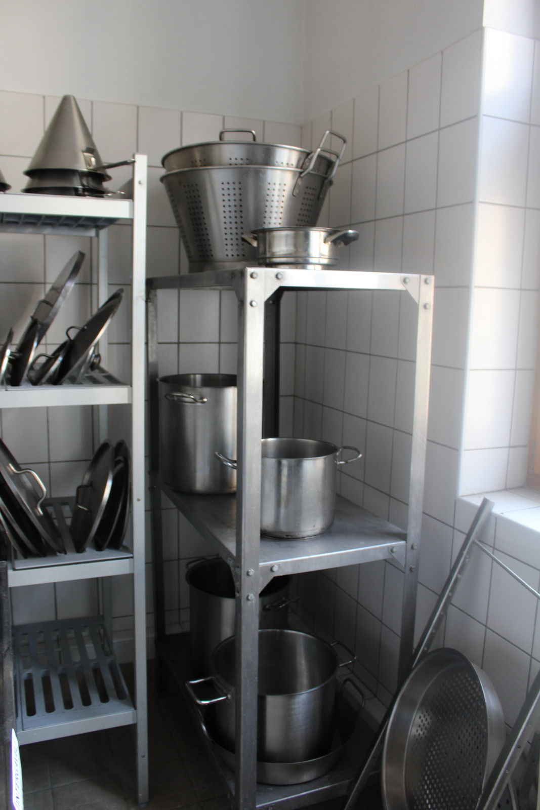 Vegyes edények, fedők, szűrők, polcok 16