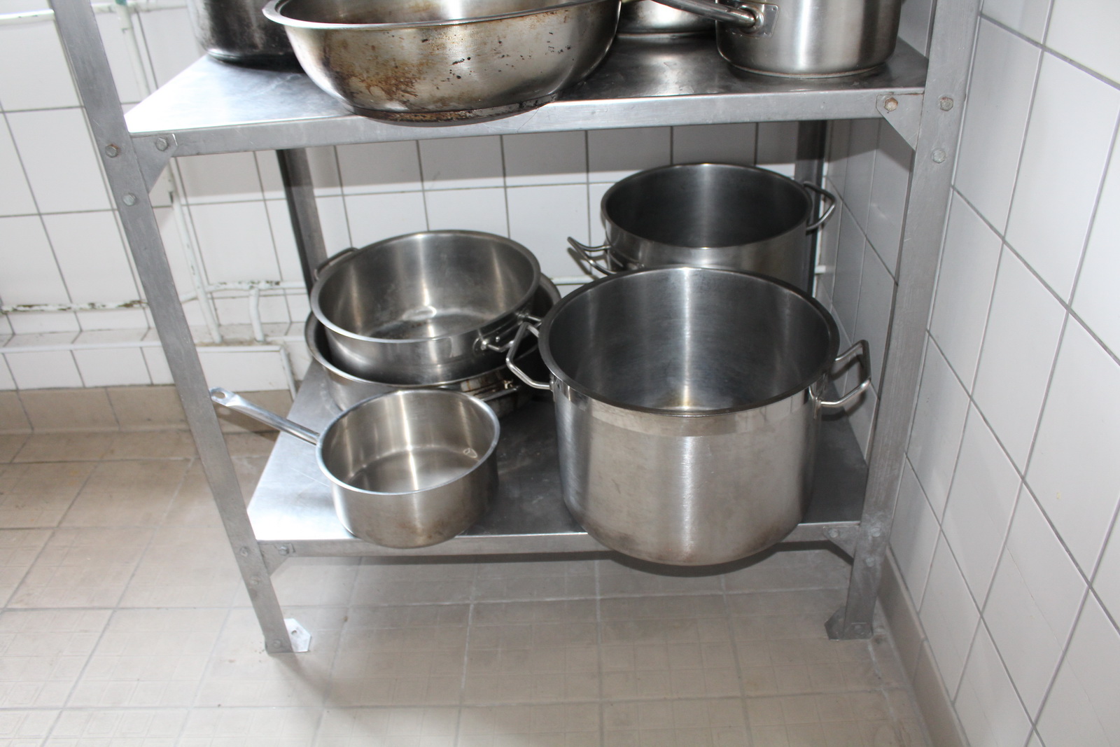 Vegyes edények, fedők, szűrők, polcok 17