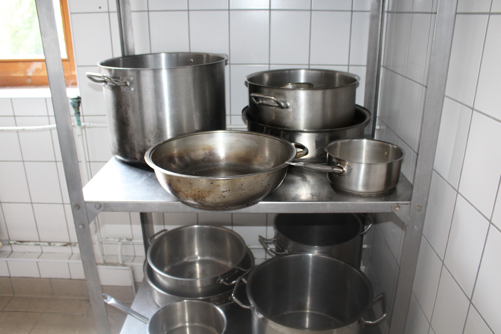 Vegyes edények, fedők, szűrők, polcok 18