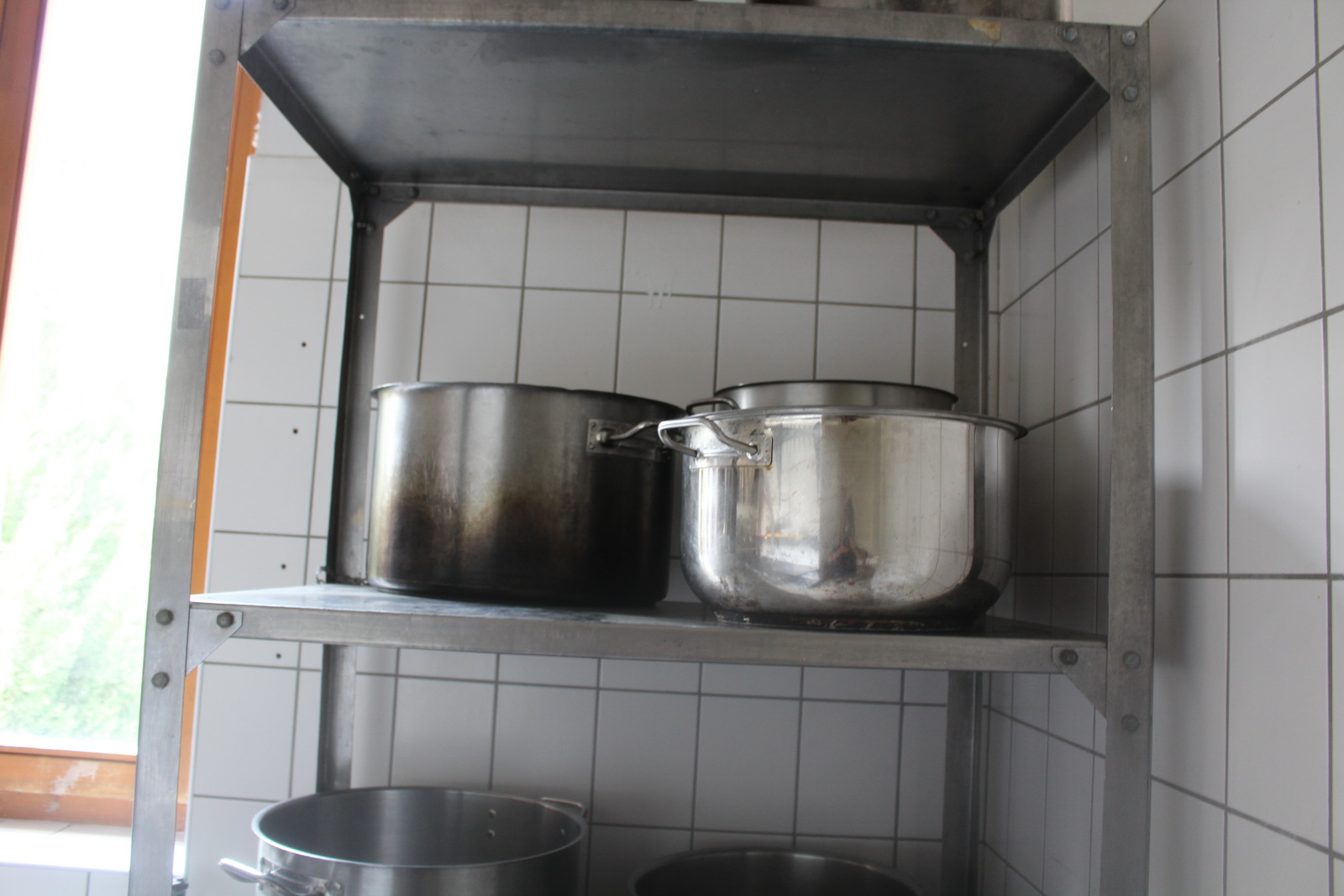 Vegyes edények, fedők, szűrők, polcok 19