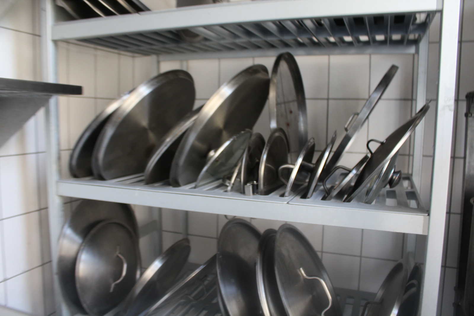 Vegyes edények, fedők, szűrők, polcok 20