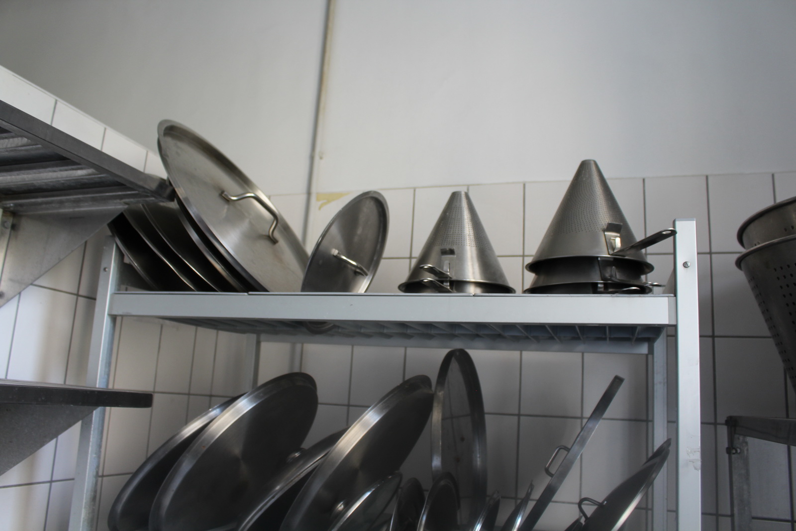 Vegyes edények, fedők, szűrők, polcok 21