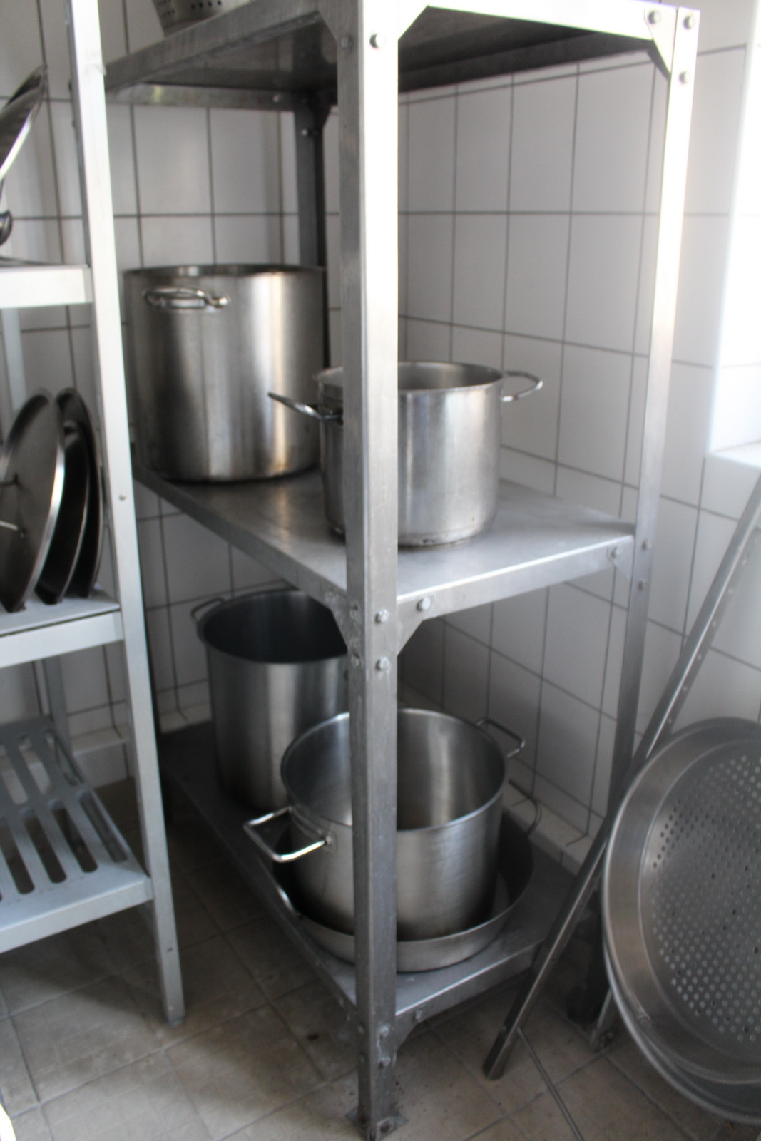 Vegyes edények, fedők, szűrők, polcok 22