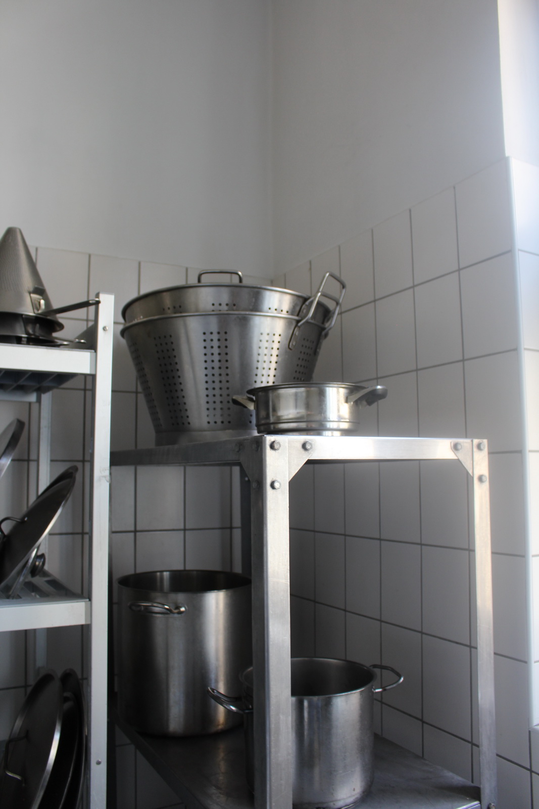 Vegyes edények, fedők, szűrők, polcok 23