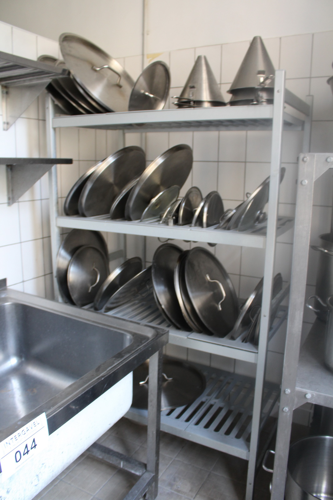 Vegyes edények, fedők, szűrők, polcok 24