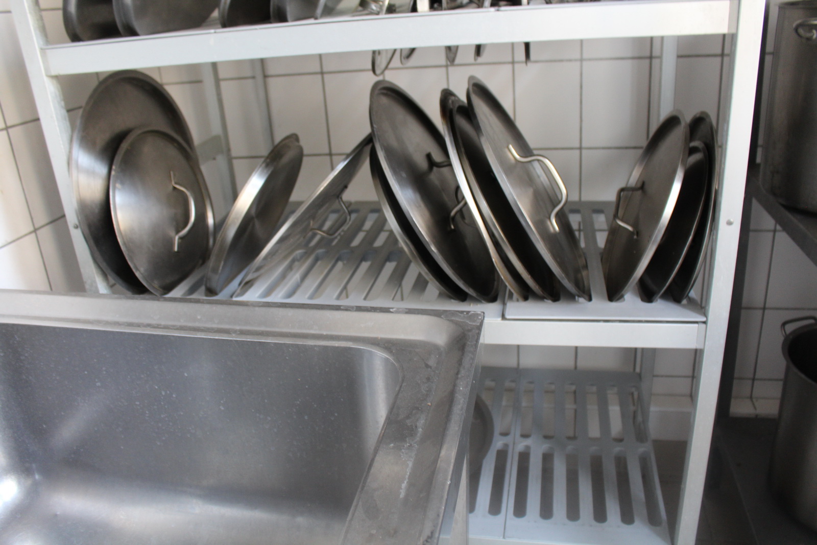 Vegyes edények, fedők, szűrők, polcok 25