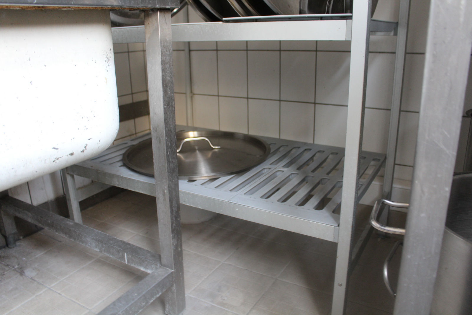 Vegyes edények, fedők, szűrők, polcok 26