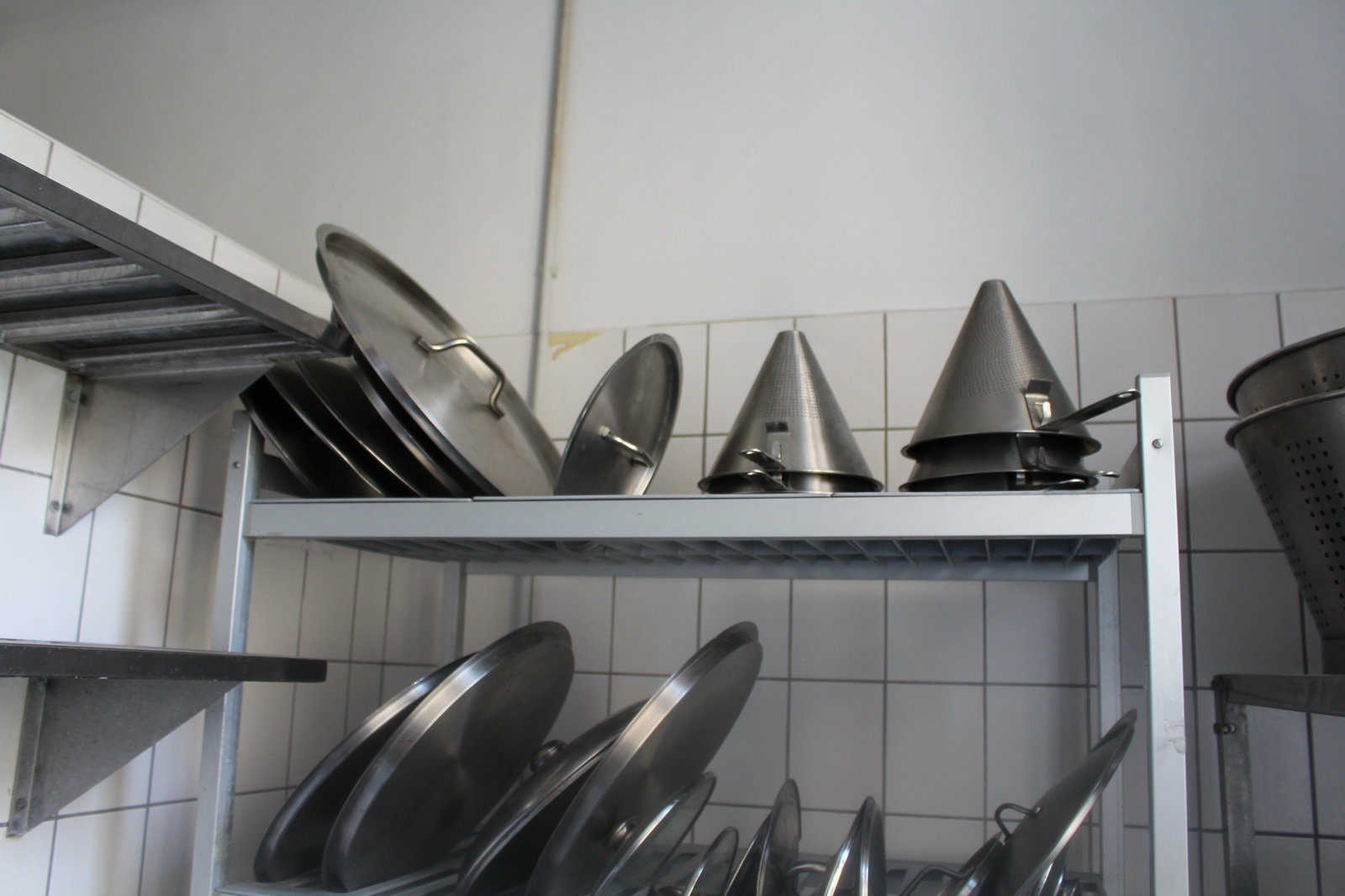 Vegyes edények, fedők, szűrők, polcok 27