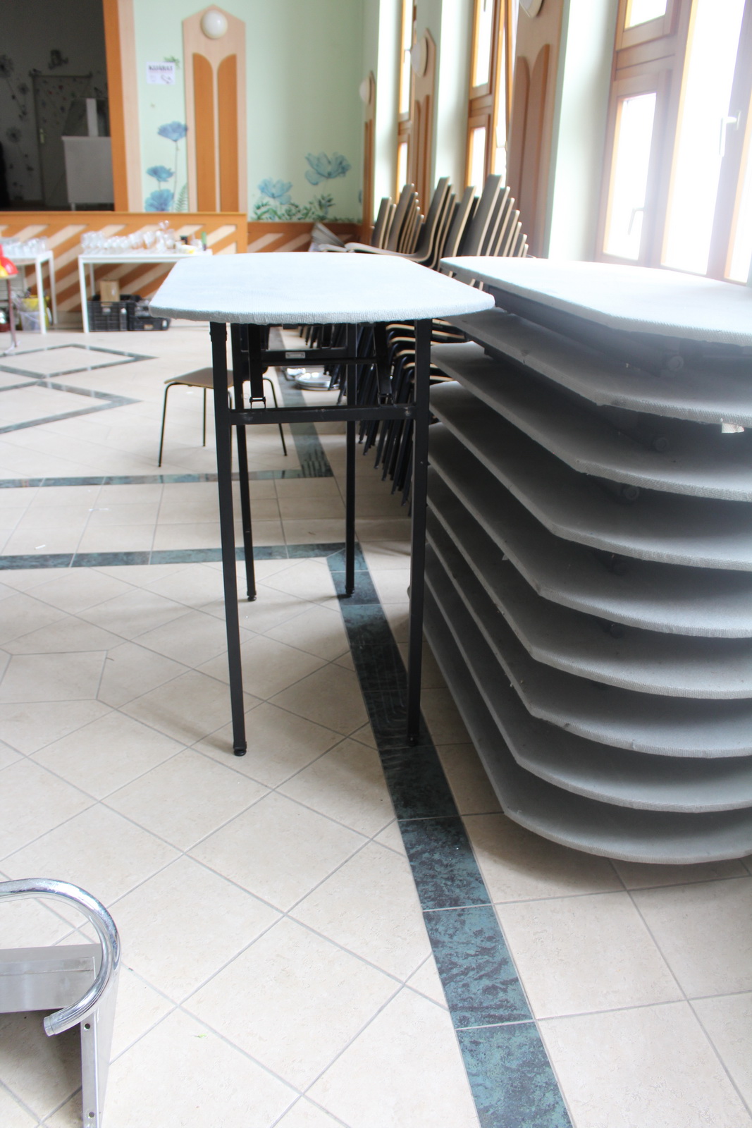 Asztal (kihajtható) 4